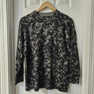 LINE ANIMAL PRINT SWEATER